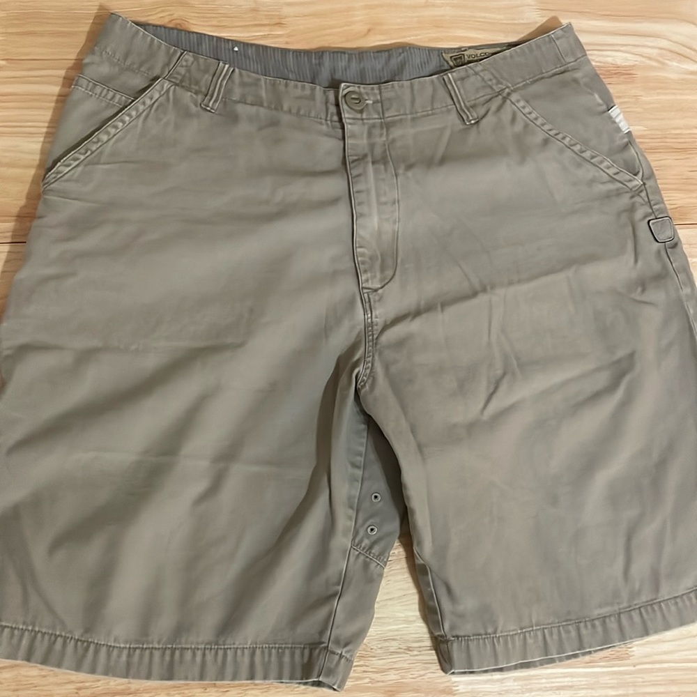 Volcom scout shorts size 36  khaki
